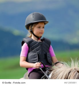 Für Kinder gibt es passende Reitwesten mit Schutzfunktion